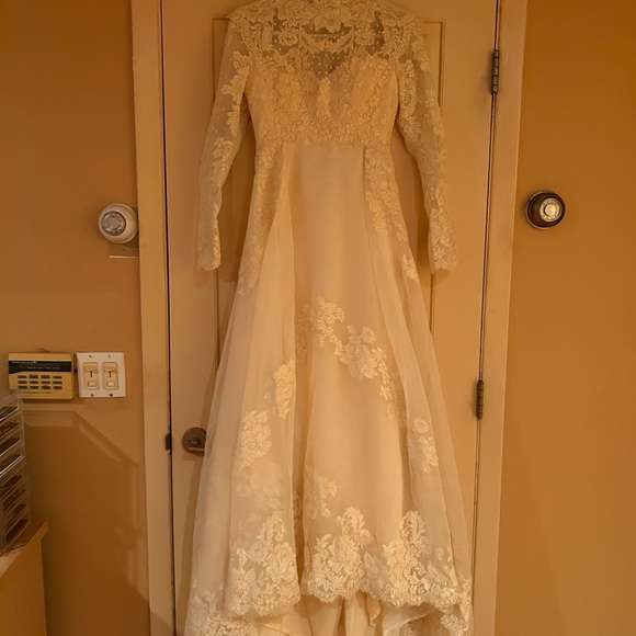 Ivory wedding gown. Size 6 - Picture 1 of 13